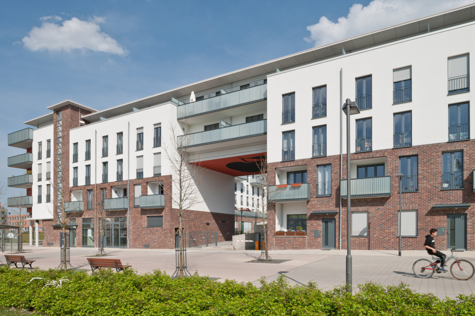 Die Unternehmensgruppe Nassauische Heimstätte hat in Frankfurt-Preungesheim am Gravensteiner Platz ein Wohnquartier mit 101 Neubauwohnungen fertig gestellt. Das Quartier wurde von der Architekturfotografin Anke Müllerklein fotografiert.