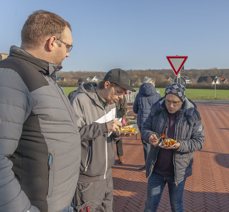 Gemeinsam Essen bei der Feierliche Einsegnung des Feldhaus Bildstocks