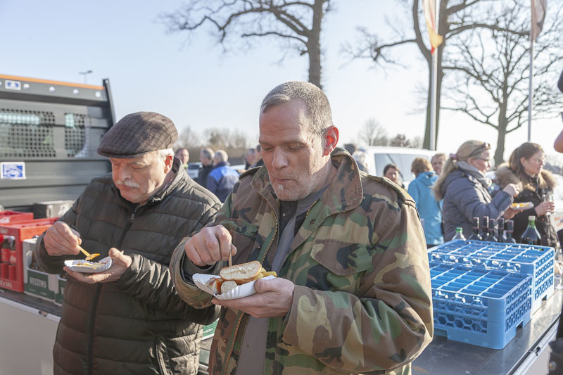 Gemeinsam Essen bei der Feierliche Einsegnung des Feldhaus Bildstocks