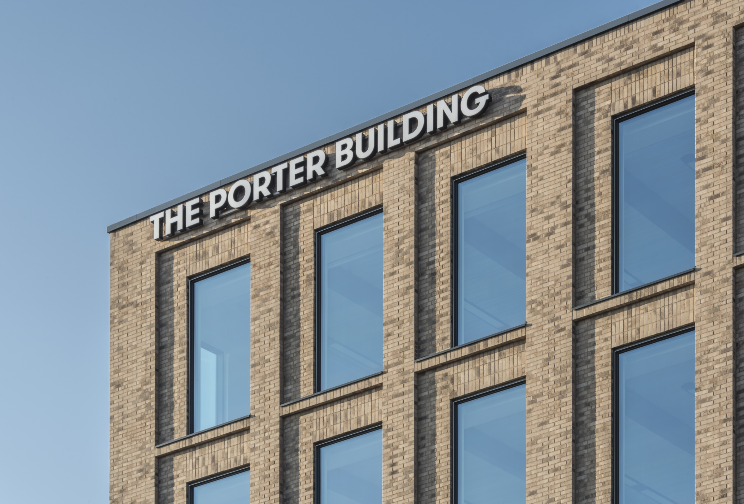 THE PORTER BUILDING THE PORTER BUILDING is a development of office-,and mixed use, located directly opposite of Slough station. Because of its noble design, it is now a landmark in the city of Slough. The Design came from TP Brnnett Architects. The German Architecture Photographer Anke Muellerklein The bricks were produced by Feldhaus Klinker in Germany. Die Fotografin Anke Müllerklein fotografiert für Architekturbüros, Investoren, Projektentwickler, Bauherren, Planer, Lichtplaner, Ingenieurbüros, Bauunternehmen und Hersteller designorientierter Produkte europaweit Objekte.