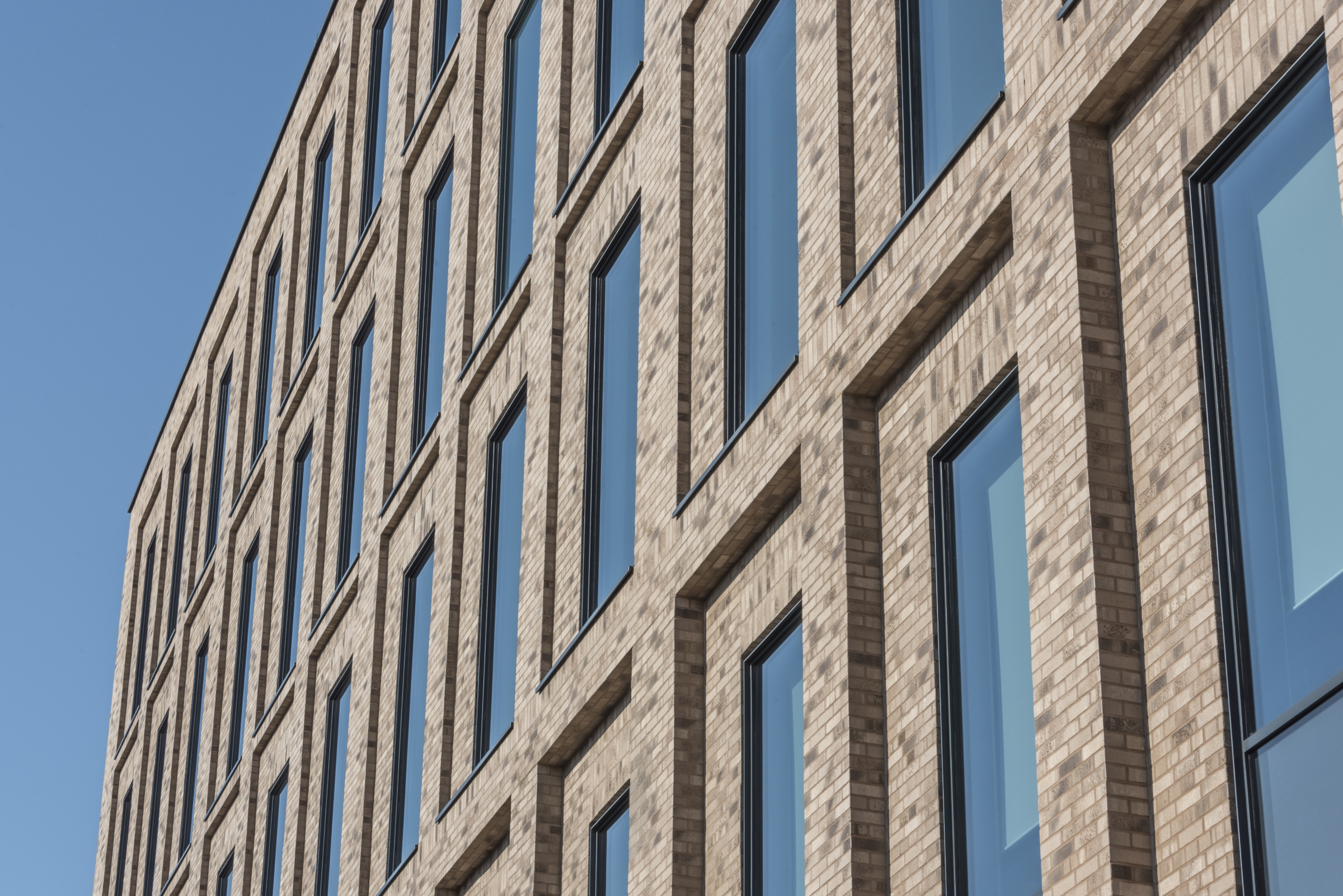THE PORTER BUILDING THE PORTER BUILDING is a development of office-,and mixed use, located directly opposite of Slough station. Because of its noble design, it is now a landmark in the city of Slough. The Design came from TP Brnnett Architects. The German Architecture Photographer Anke Muellerklein The bricks were produced by Feldhaus Klinker in Germany. Die Fotografin Anke Müllerklein fotografiert für Architekturbüros, Investoren, Projektentwickler, Bauherren, Planer, Lichtplaner, Ingenieurbüros, Bauunternehmen und Hersteller designorientierter Produkte europaweit Objekte.