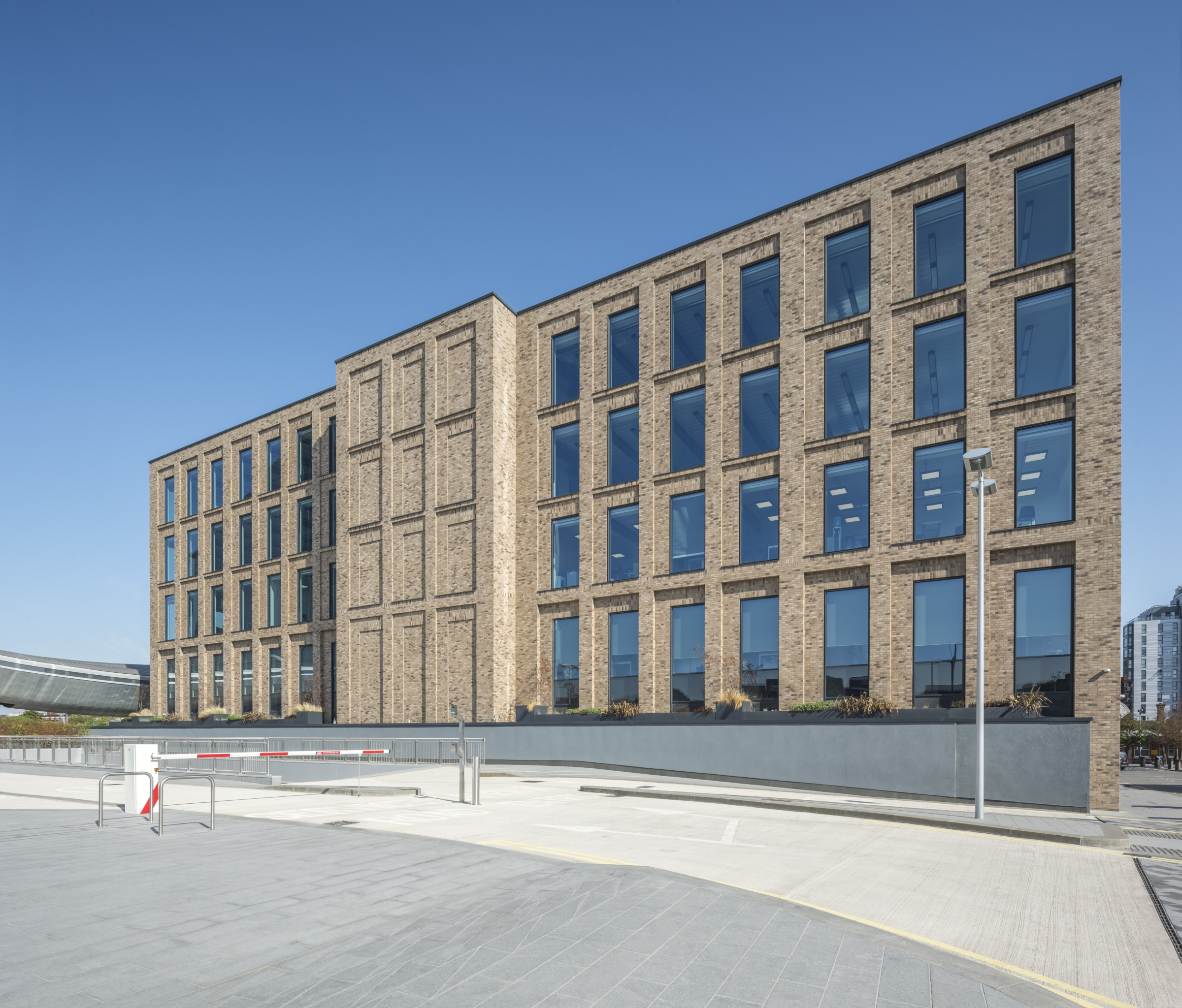 THE PORTER BUILDING THE PORTER BUILDING is a development of office-,and mixed use, located directly opposite of Slough station. Because of its noble design, it is now a landmark in the city of Slough. The Design came from TP Brnnett Architects. The German Architecture Photographer Anke Muellerklein The bricks were produced by Feldhaus Klinker in Germany. Die Fotografin Anke Müllerklein fotografiert für Architekturbüros, Investoren, Projektentwickler, Bauherren, Planer, Lichtplaner, Ingenieurbüros, Bauunternehmen und Hersteller designorientierter Produkte europaweit Objekte.