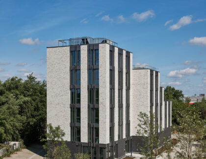 Referentiegebouw met Feldhaus gevelstenen